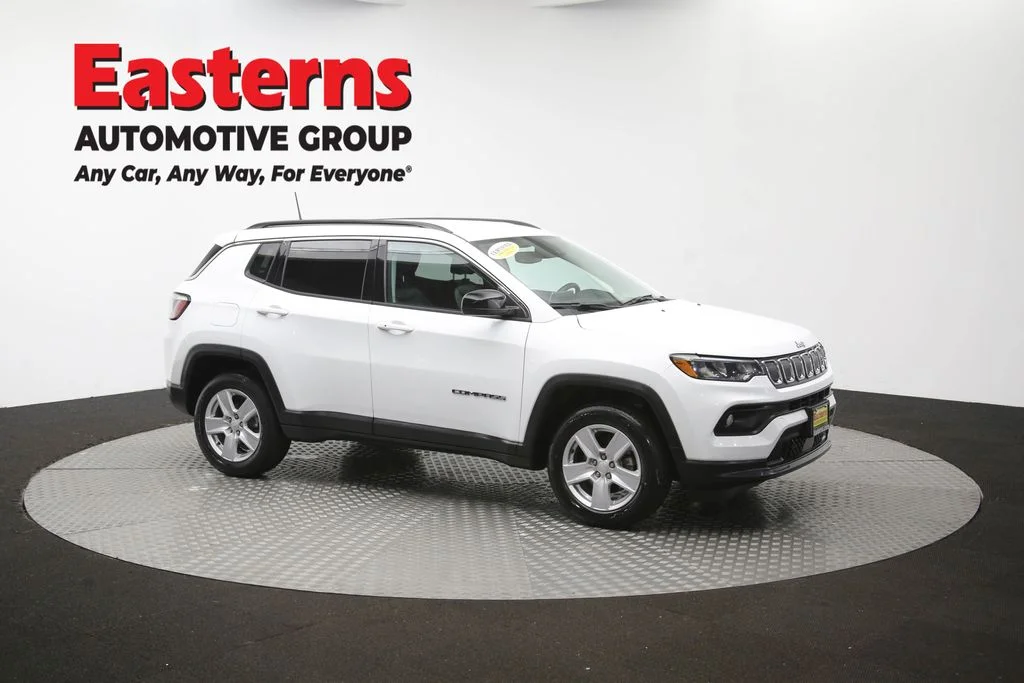 Used 2022 White Jeep Latitude image 47