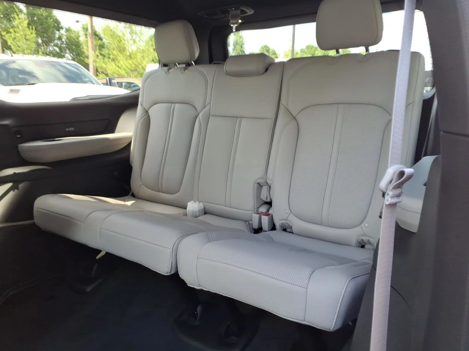 New 2026 Bright White Clear-Coat Exterior Paint Jeep  image 16