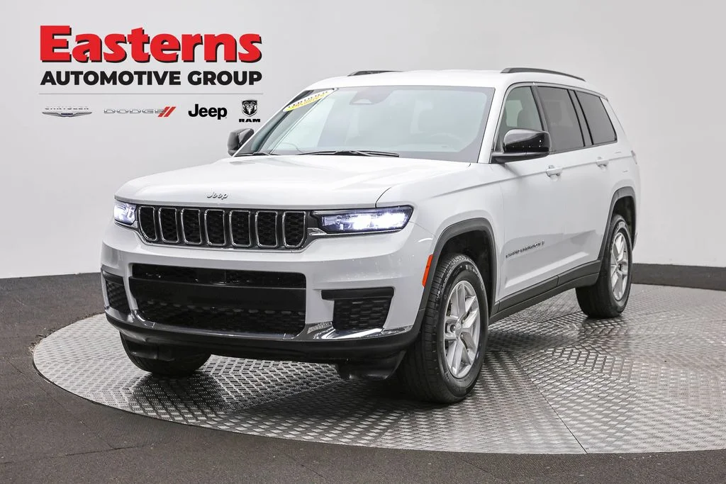 Certified Used 2025 White Jeep Laredo image 1