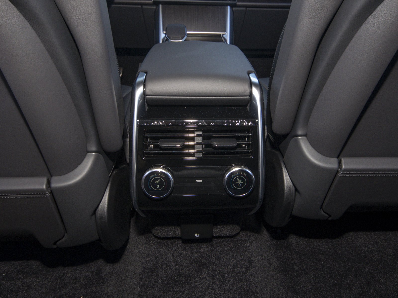 New 2026 Carpathian Grey Land Rover SE image 50