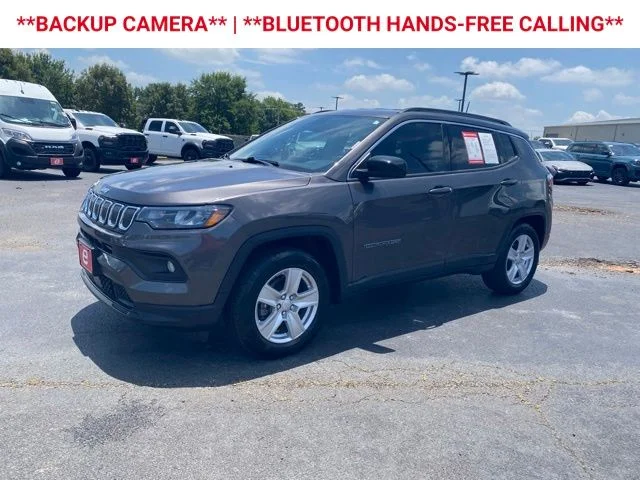 Used 2022 Granite Crystal Clearcoat Metallic Jeep Latitude image 3