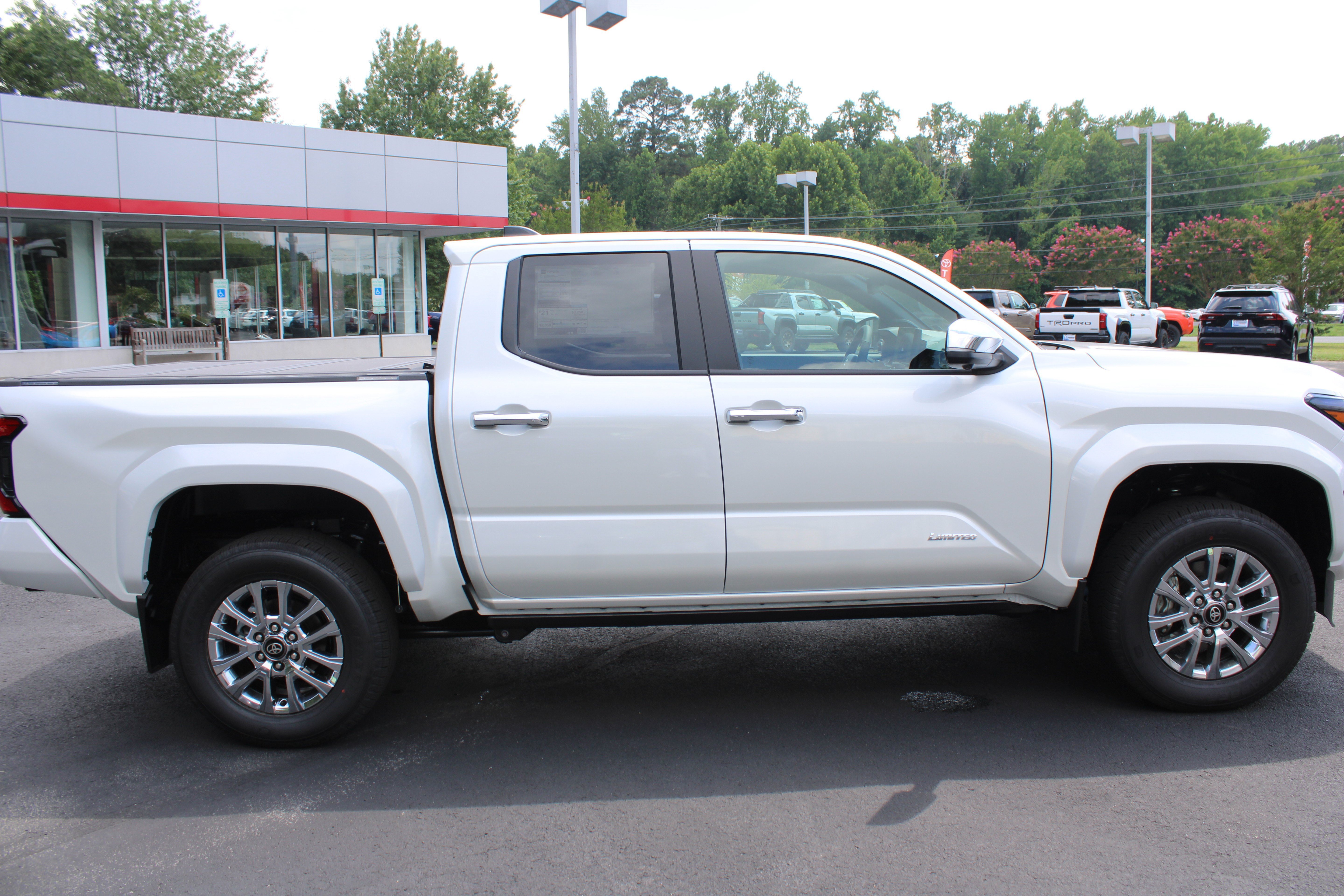 New 2026 Wind Chill Pearl <sup>1</sup> Toyota  Limited image 4