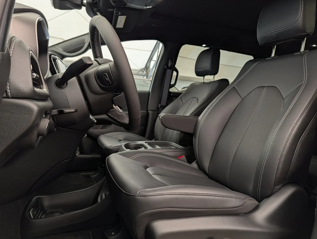 New 2027 Black Chrysler Select - - AWD - 3.6L Pentastar V6 - Adaptive Cruise Control - Blind Spot Monitor & More! image 15
