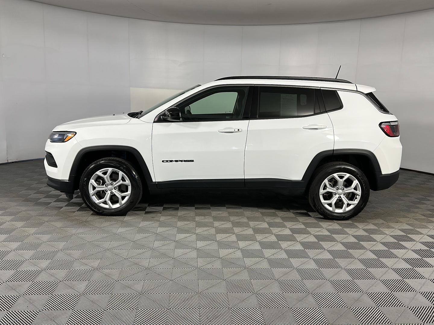 Used 2024 Bright White Clearcoat Jeep Latitude image 7