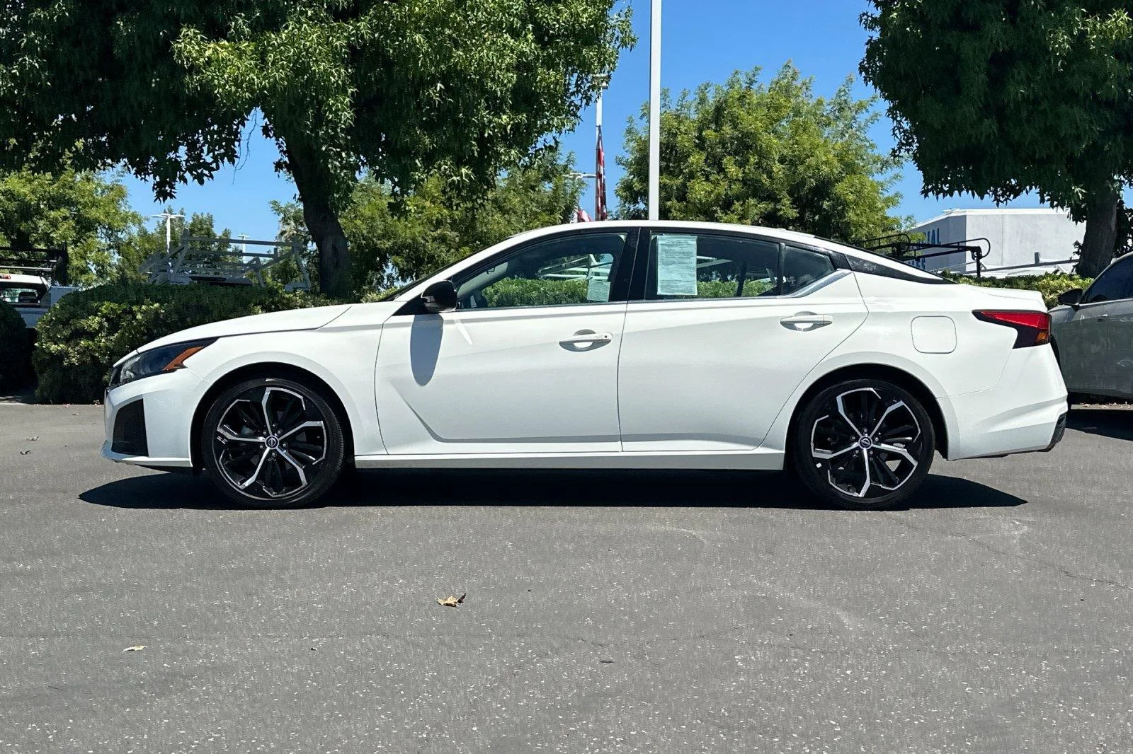 Used 2024 Glacier White Nissan 2.5 SR image 7