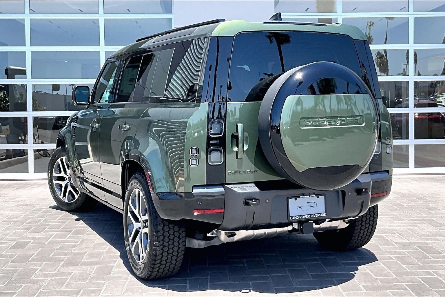 New 2026 Woolstone Green Land Rover X-Dynamic SE image 3