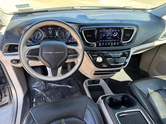 Used 2020 Silver Chrysler Limited image 18