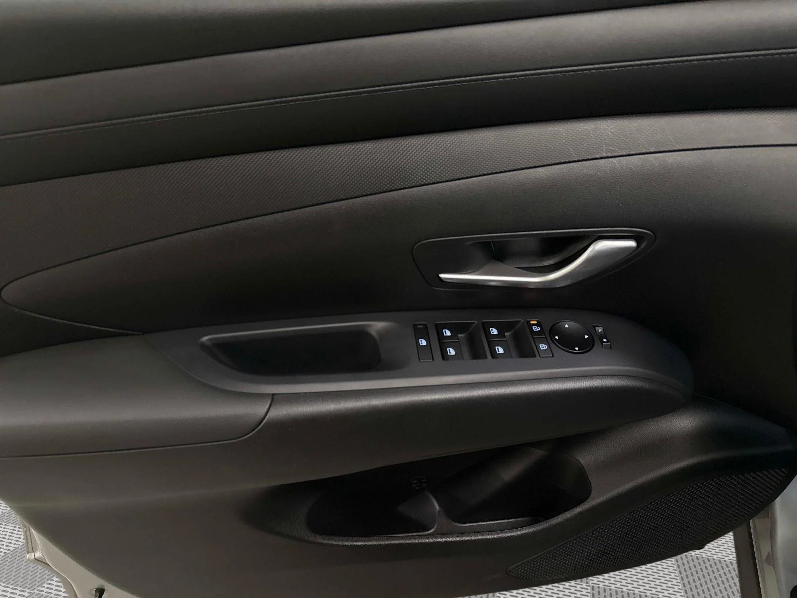 Used 2025 Shimmering Silver Hyundai SE image 18