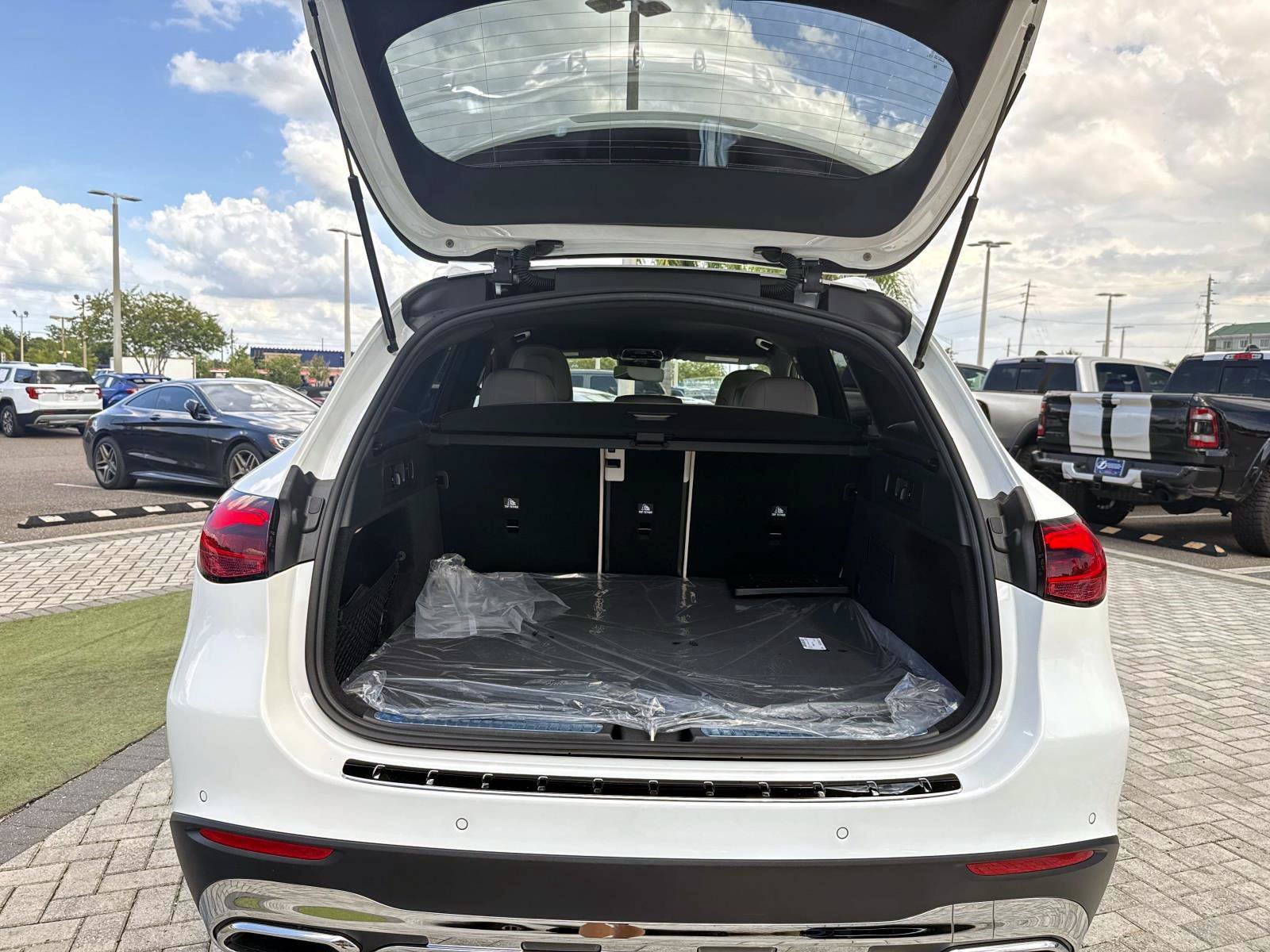 New 2026 Polar White Mercedes-Benz 300 SUV image 10