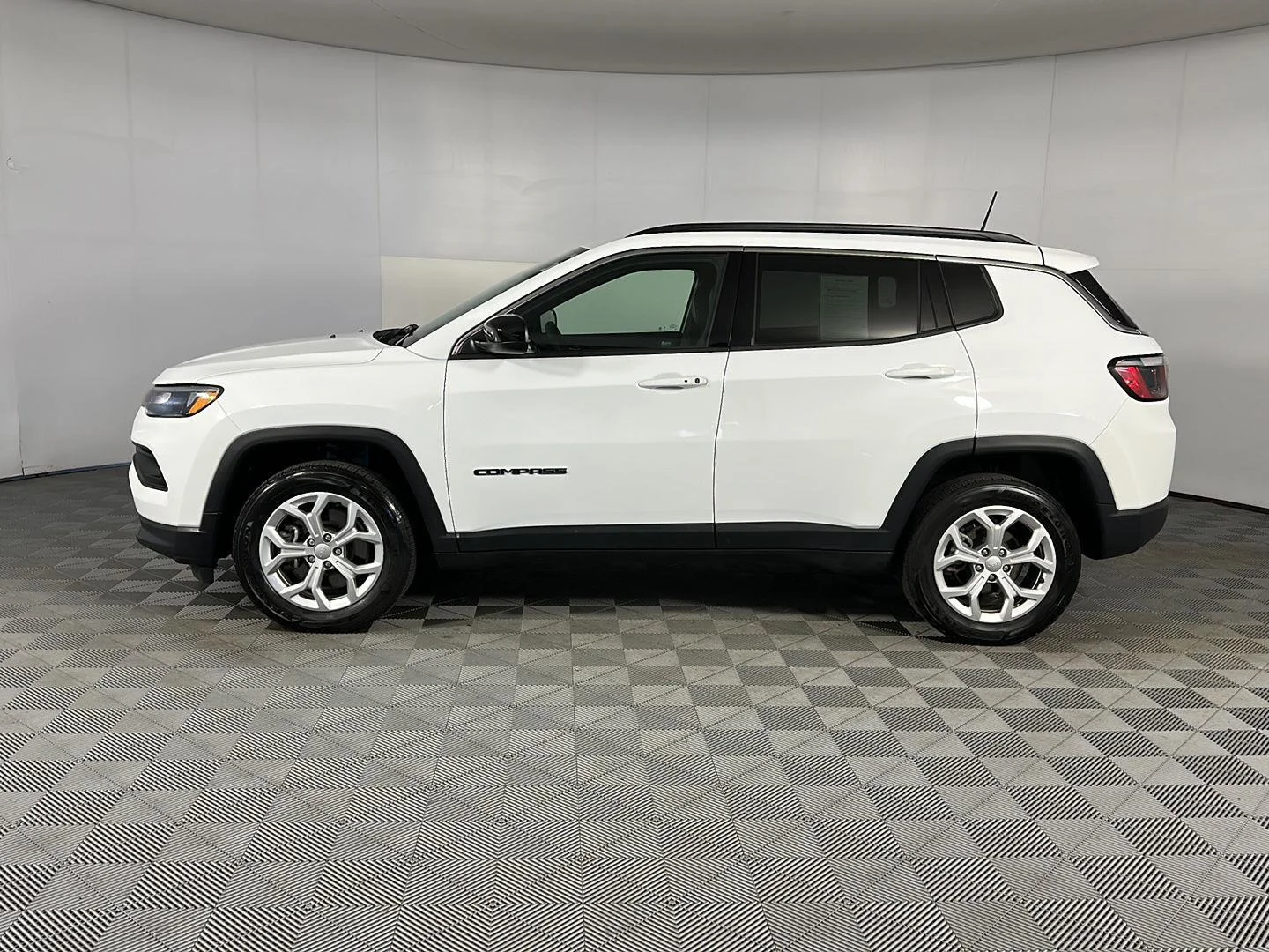 Used 2024 Bright White Clearcoat Jeep Latitude image 7