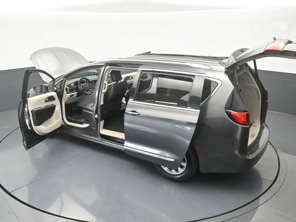Used 2019 Granite Crystal Metallic Clearcoat Chrysler Touring L image 74