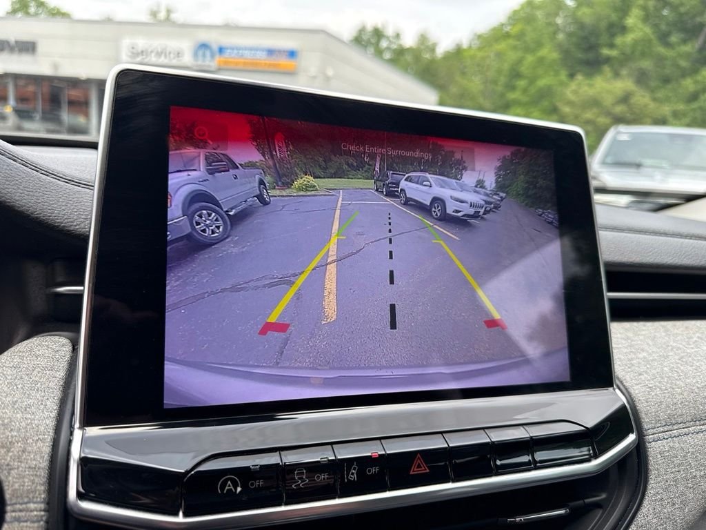 Used 2022 Silver Jeep Latitude image 33