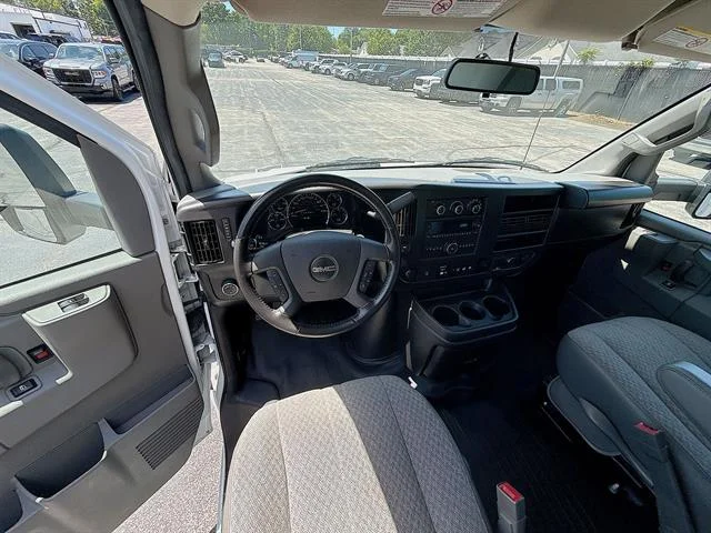 Used 2022 Summit White GMC Gas image 18