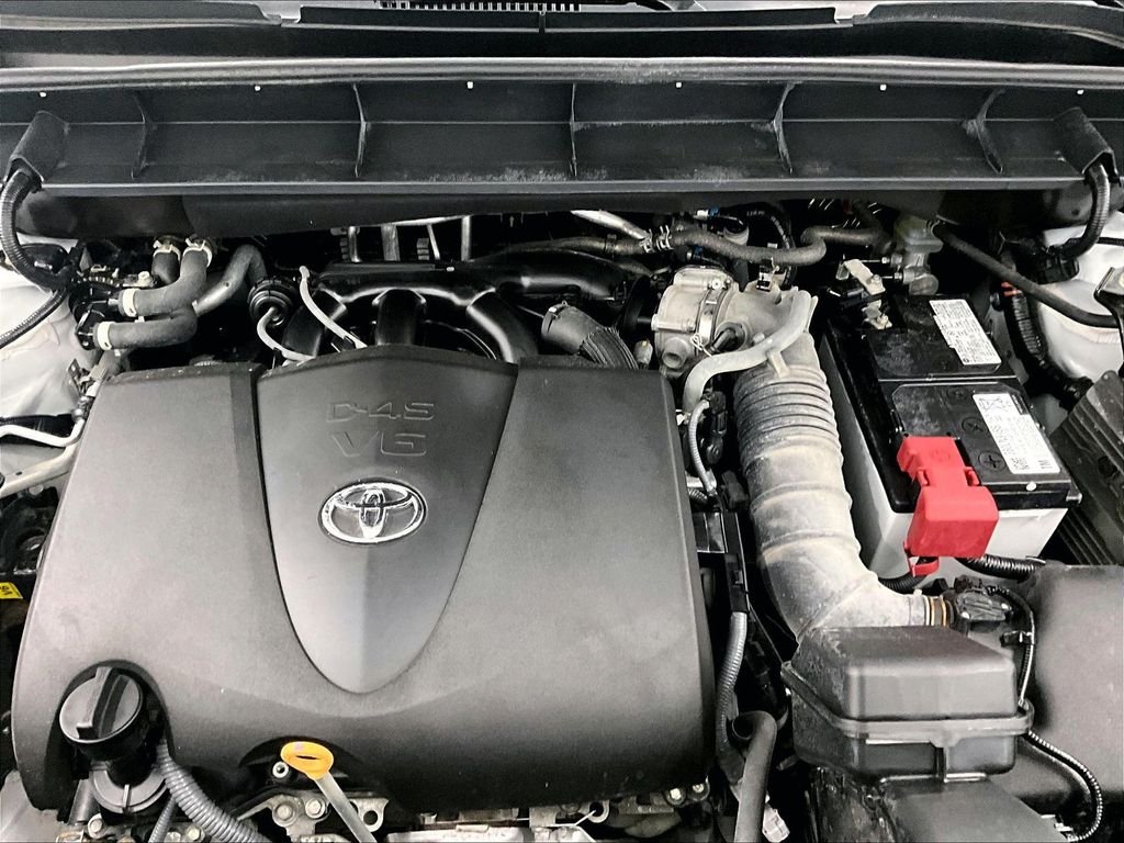 Used 2022 Pearl Toyota XLE image 34