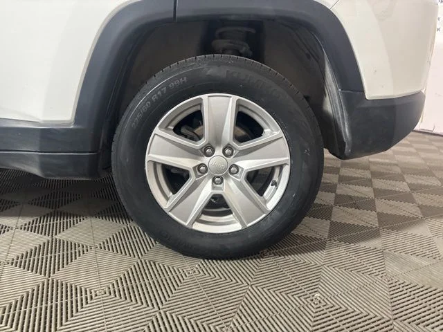 Used 2022 Bright White Clearcoat Jeep Latitude image 49