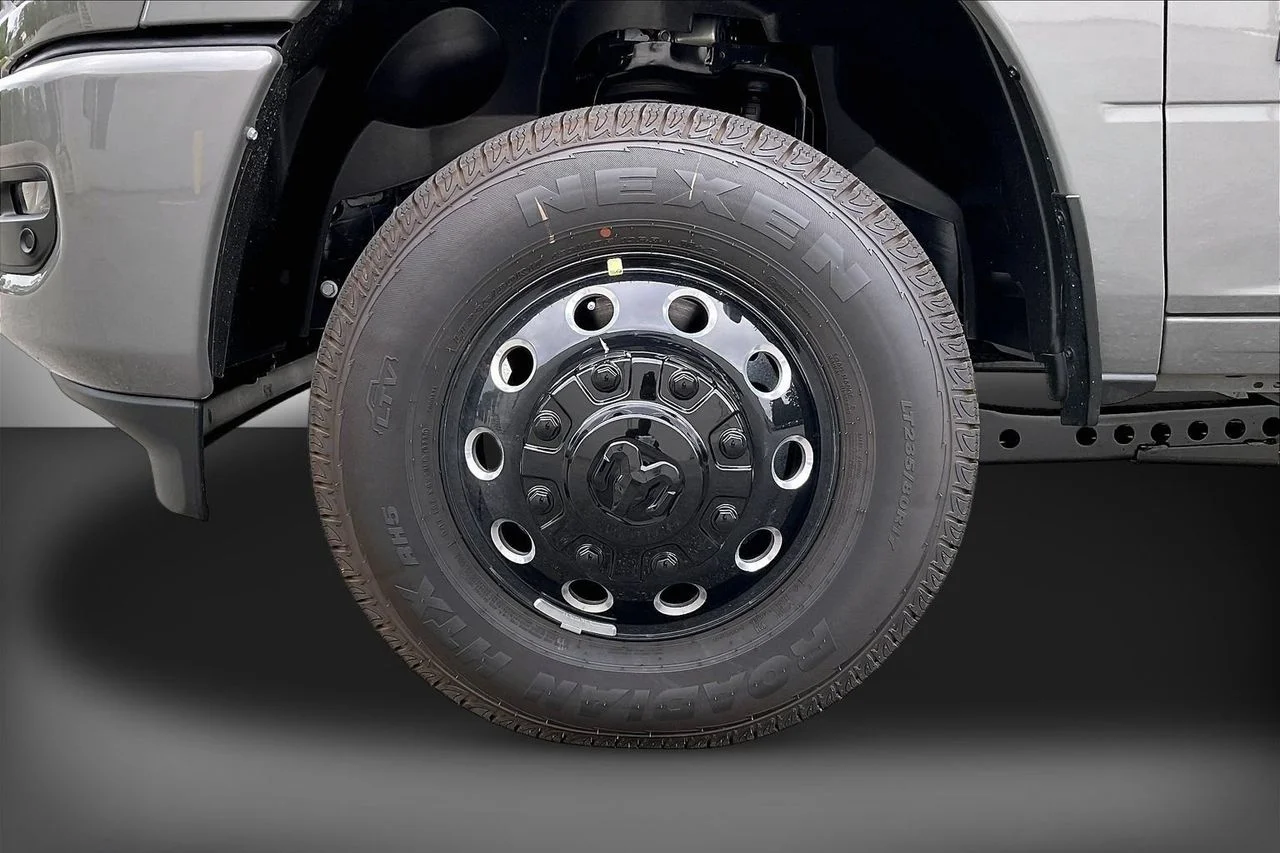 New 2026 Ceramic Gray Clearcoat RAM Big Horn image 31