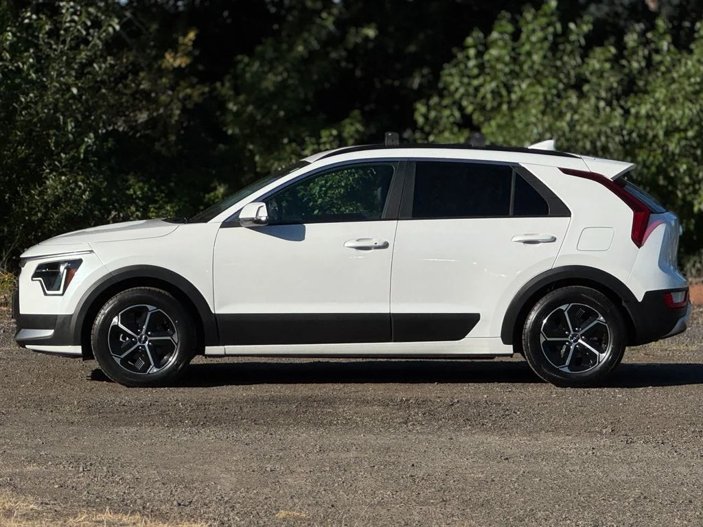 Used 2023 White Kia EX image 4