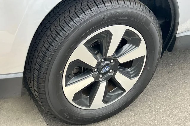 Used 2018 Silver Subaru 2.5i Premium image 4