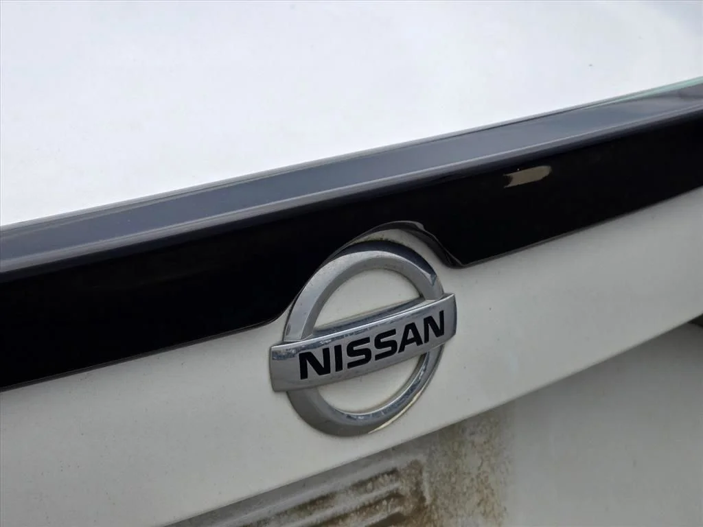 Used 2022 White Nissan SR image 13