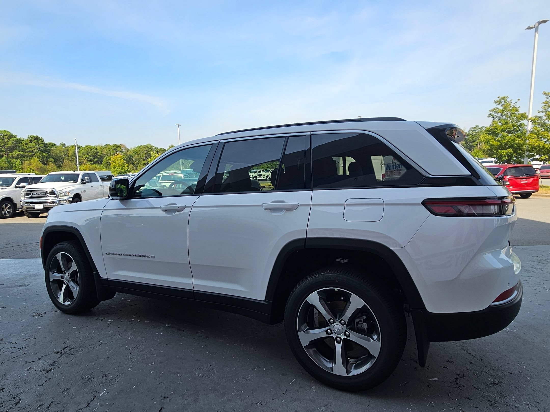 New 2026 Bright White Clear-Coat Exterior Paint Jeep Limited image 5