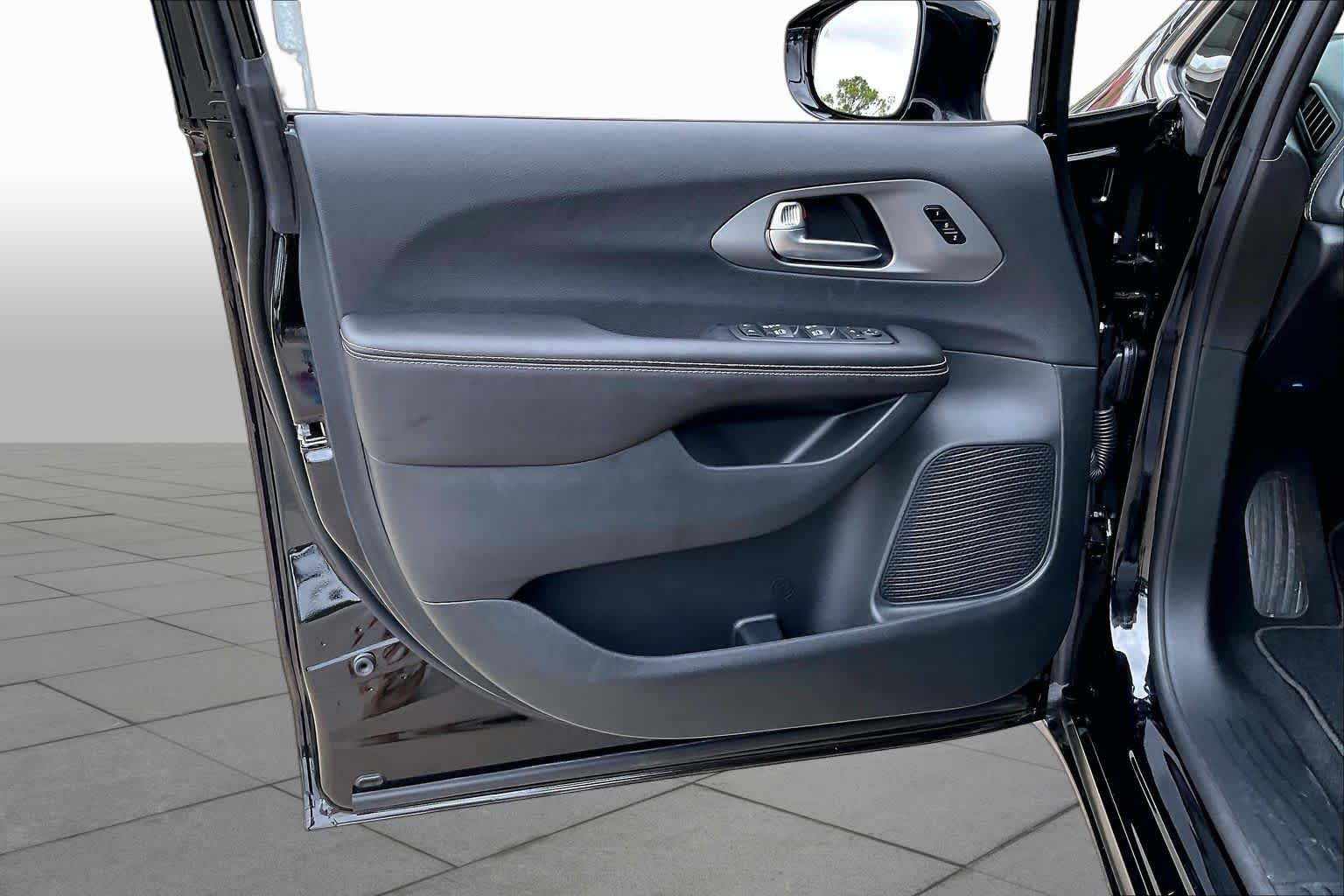 New 2027 Diamond Black Crystal Pearl-Coat Exterior Paint Chrysler Limited image 10
