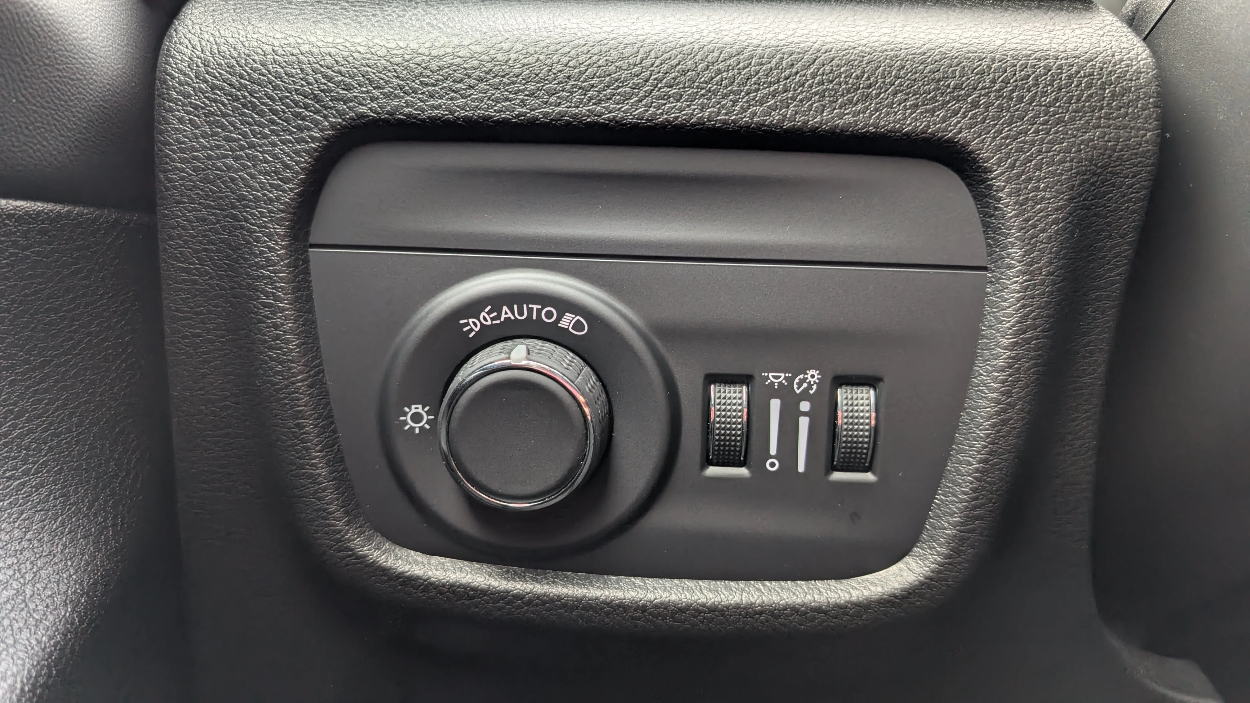 New 2025 Diamond Black Crystal Pearl Jeep Altitude image 27