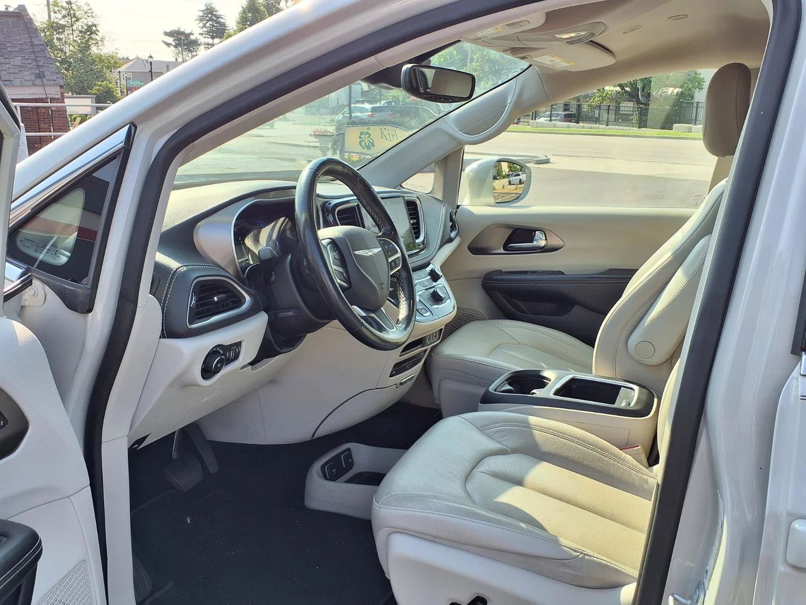 Used 2021 Luxury White Pearlcoat Chrysler Touring L image 22