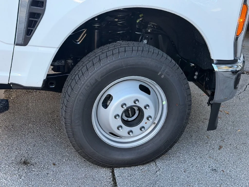 New 2027 Oxford White Ford F-350® XLT image 8