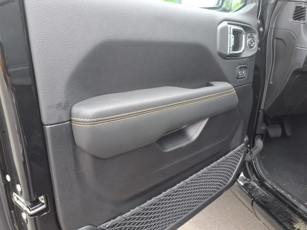 Used 2025 Black Clearcoat Jeep Sahara image 4