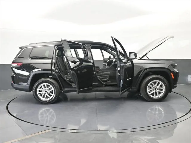New 2026 Diamond Black Crystal Pearl-Coat Exterior Paint Jeep Laredo image 69