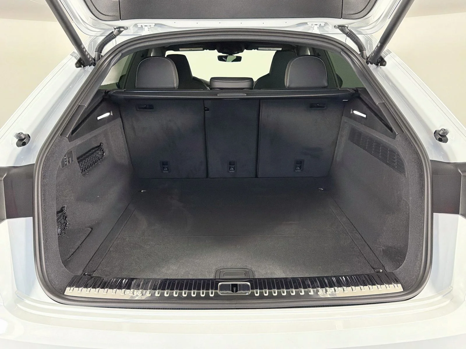 New 2026 White Audi 4.0T Premium Plus image 28