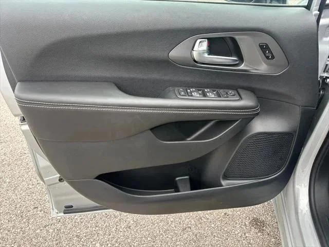 2026 Chrysler Pacifica Select - Photo 13
