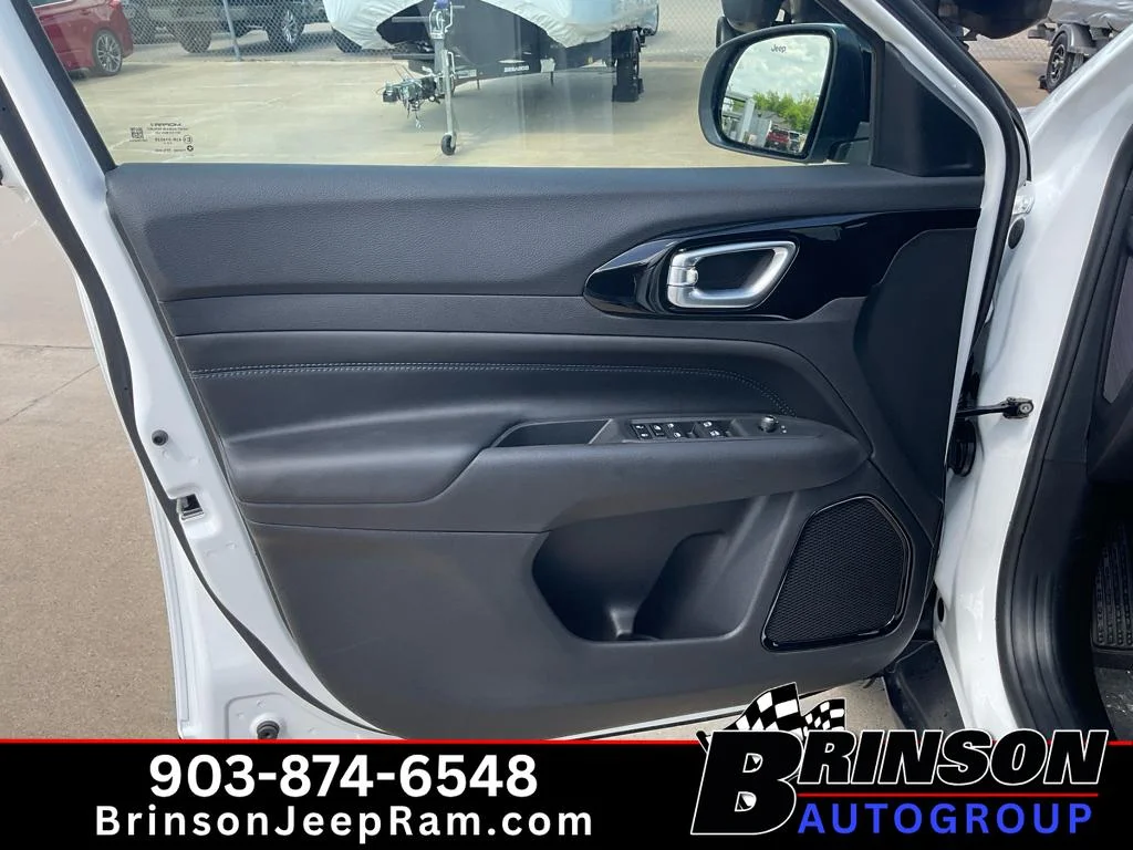 New 2026 Bright White Clearcoat Jeep Latitude Altitude image 15