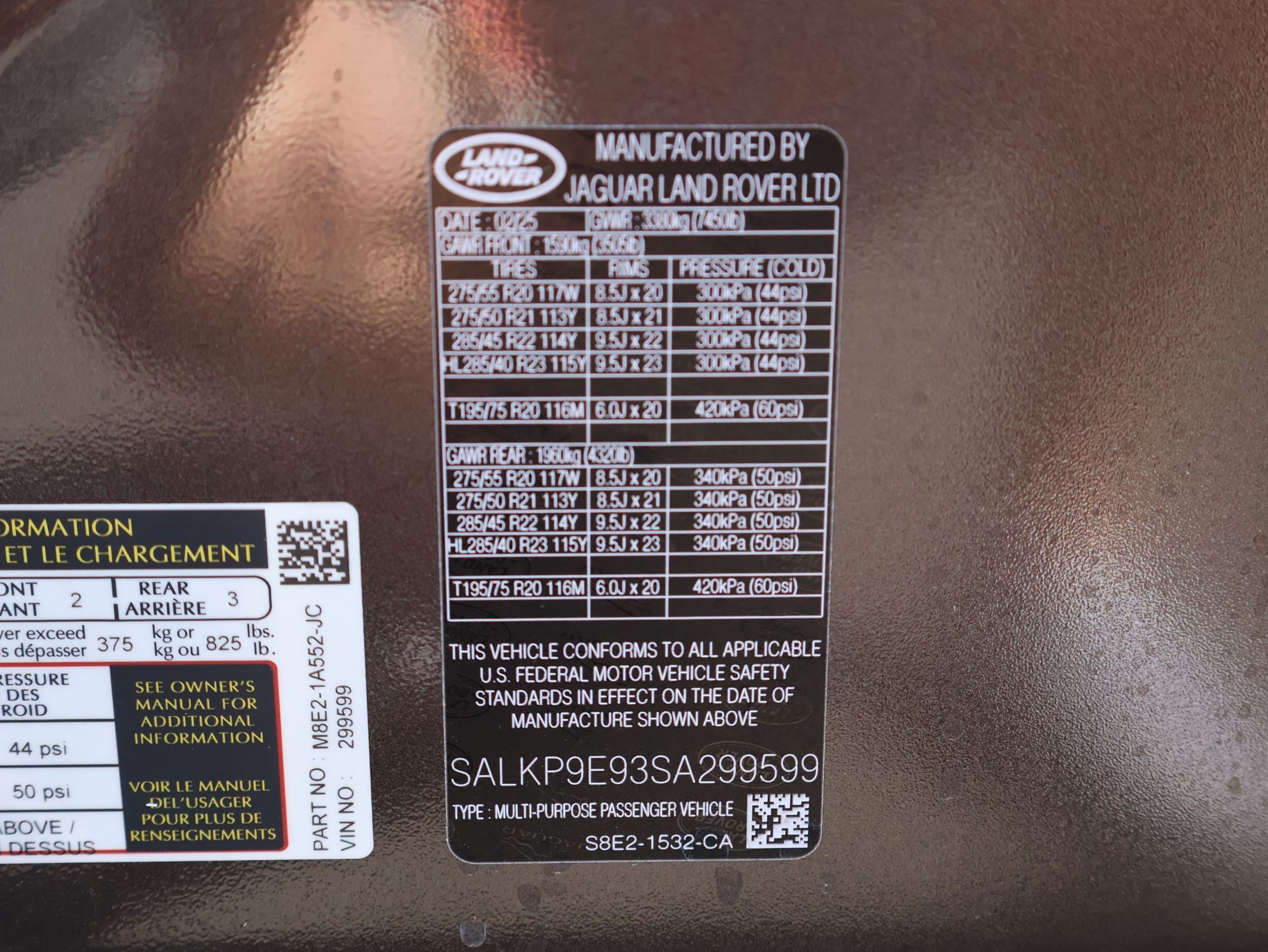 Used 2025 Eiger Grey Metallic Land Rover SE image 34