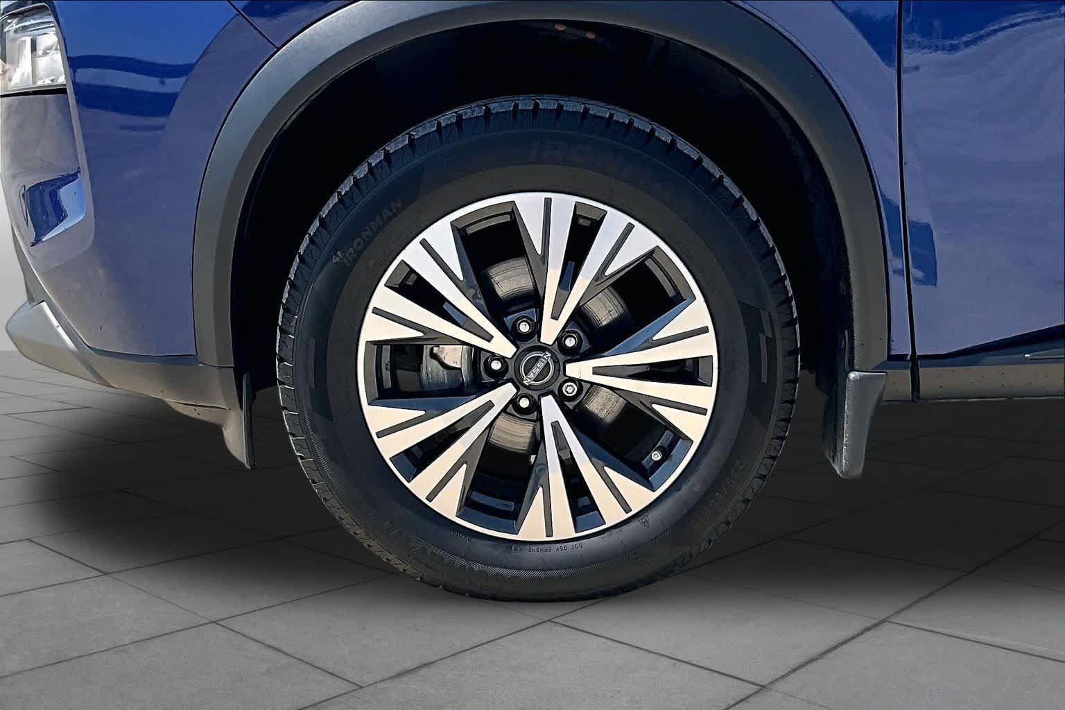 Used 2023 Caspian Blue Metallic Nissan SV image 19