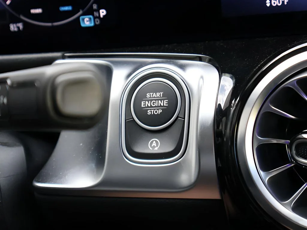 Used 2025  Mercedes-Benz GLB 250 image 28