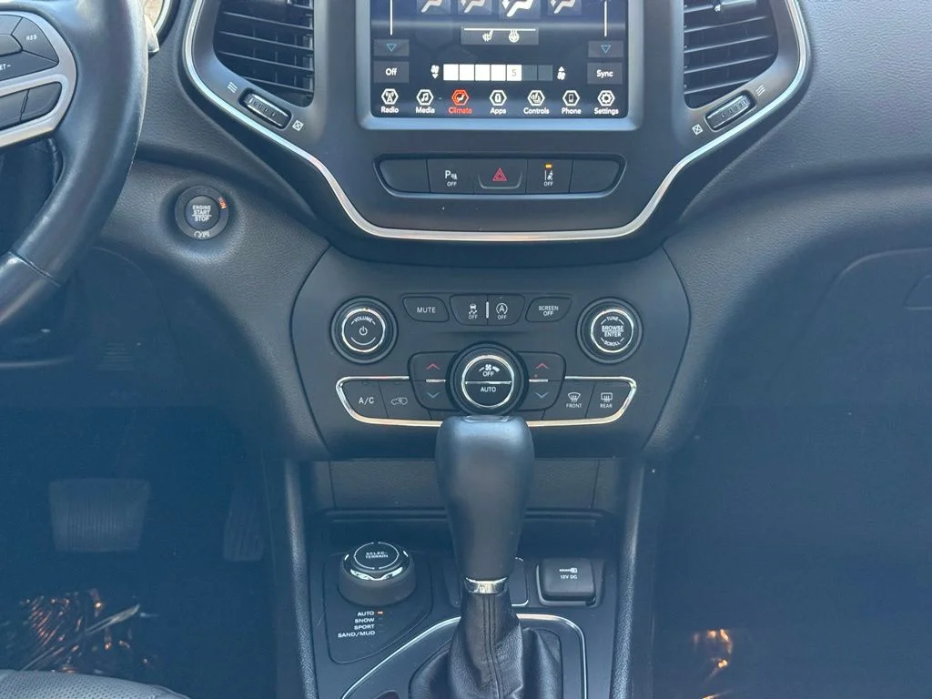 Used 2021 Black Jeep Latitude Lux image 21
