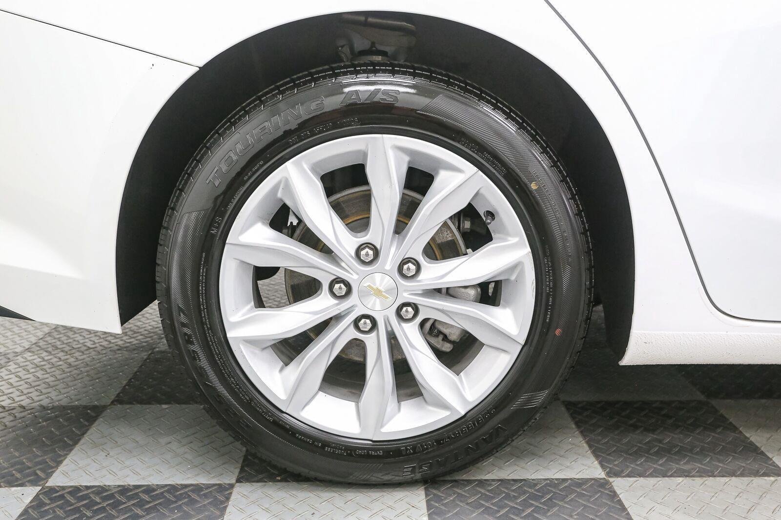 Used 2024 Summit White Chevrolet LT image 16