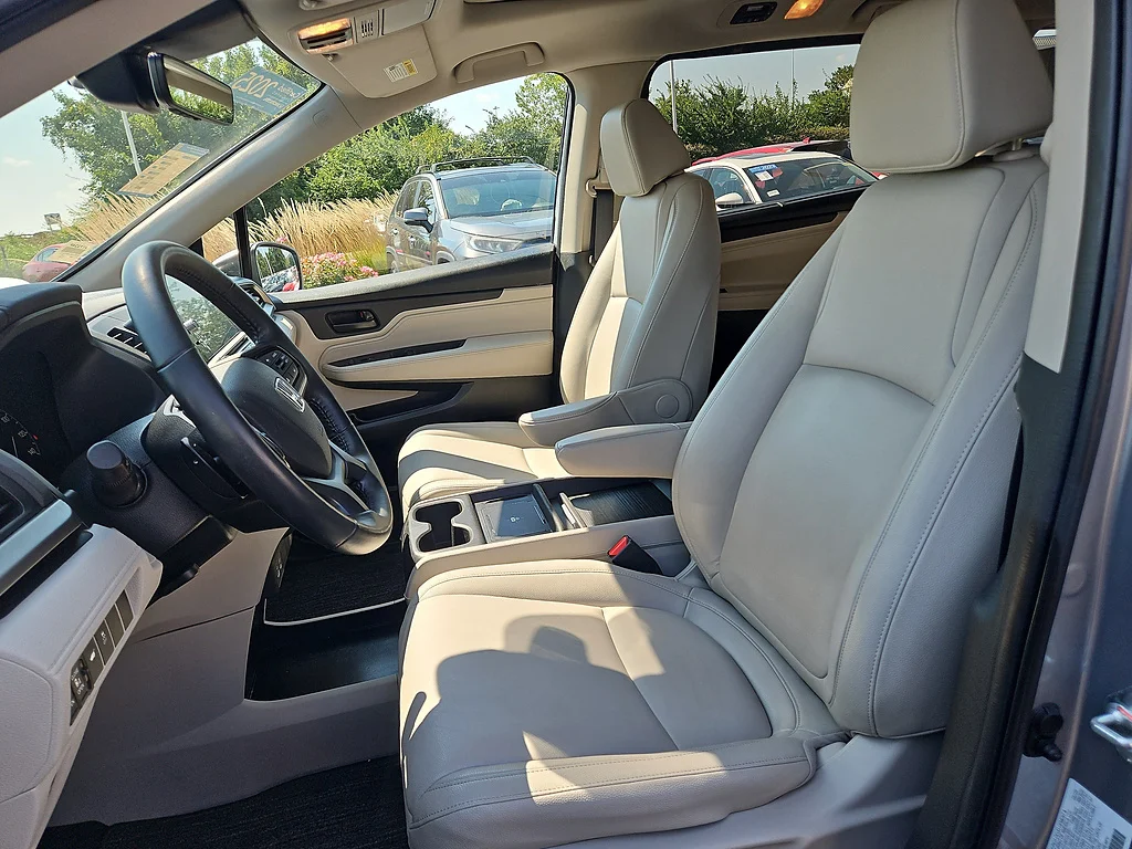 Certified Used 2025 Solar Silver Metallic Honda EX-L image 18