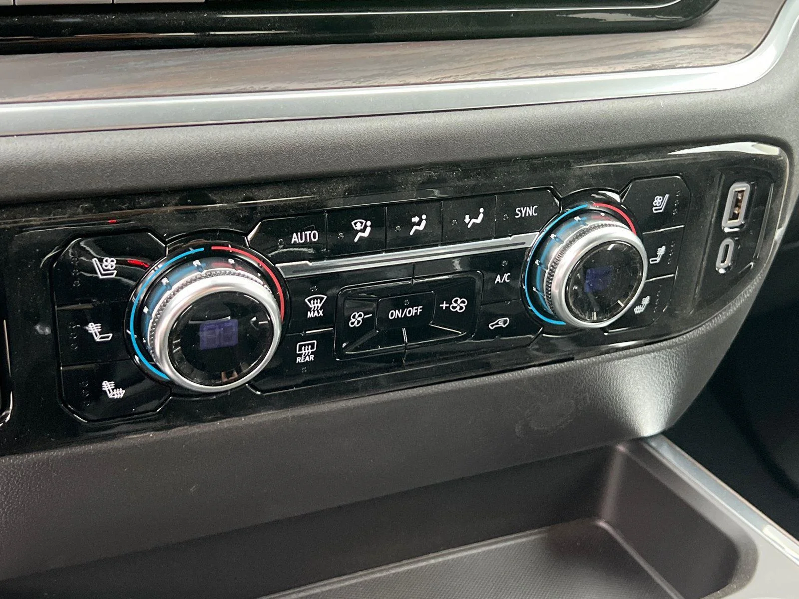 2026 GMC Sierra 1500 SLT - Photo 21