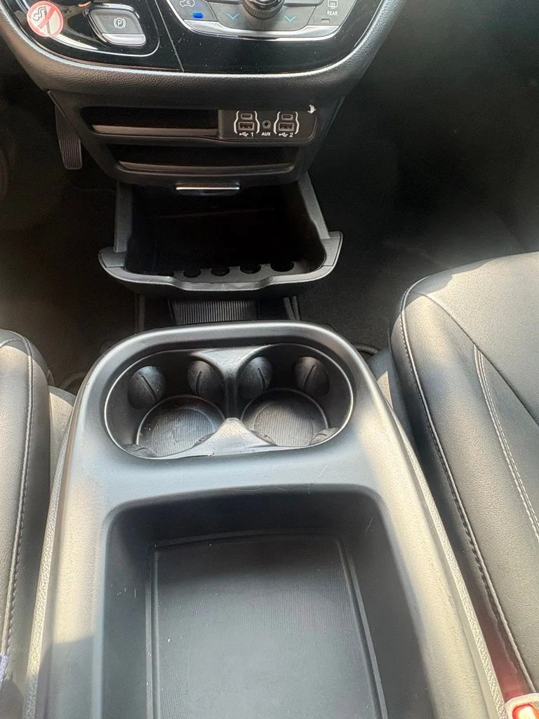 Used 2025 White/off-white Chrysler Select image 26