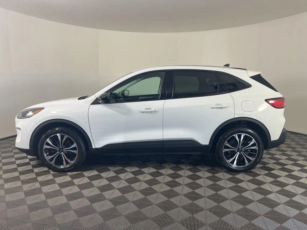Used 2022 Oxford White Ford SE image 26