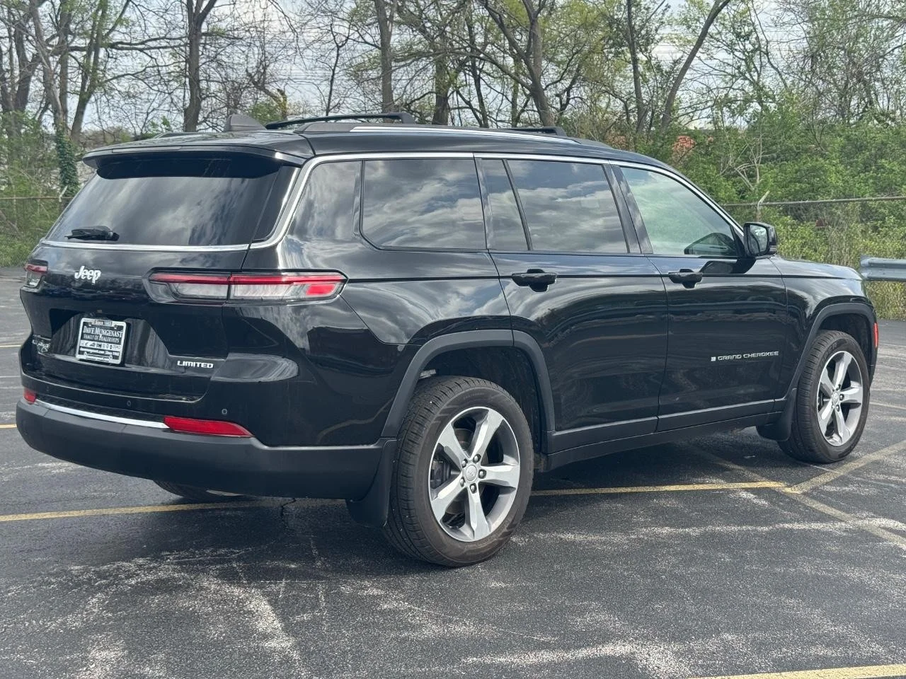 Used 2022 Diamond Black Crystal Pearl Coat Jeep Limited image 6