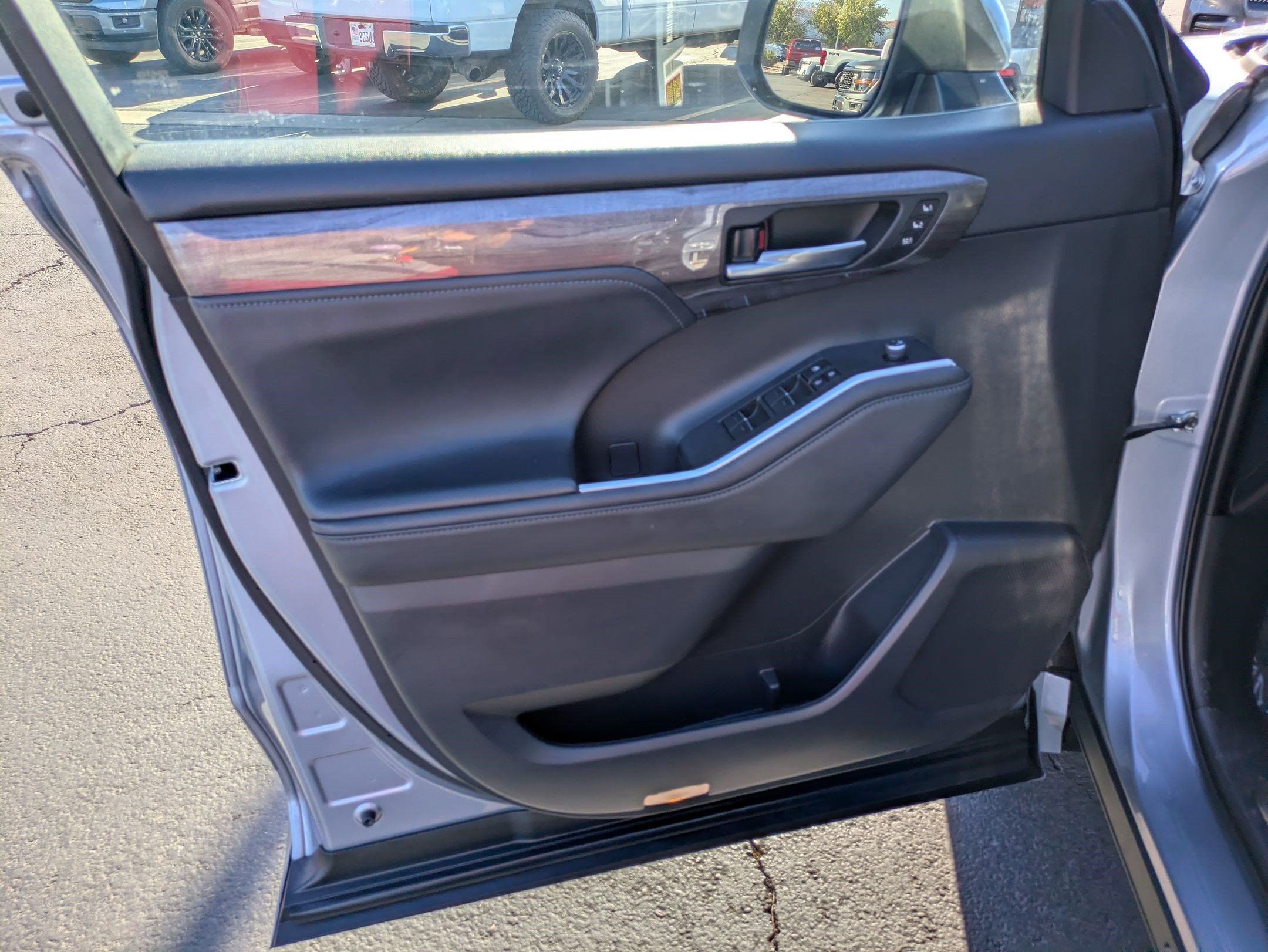 Used 2022 Moon Dust Toyota Platinum image 12