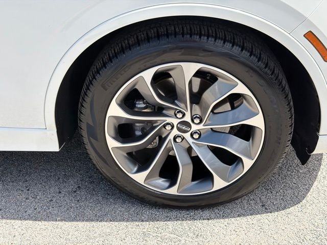 Used 2022 White Lincoln Grand Touring image 9