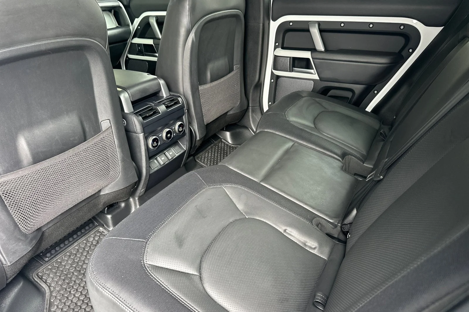 Used 2024 Fuji White Land Rover X-Dynamic SE image 11