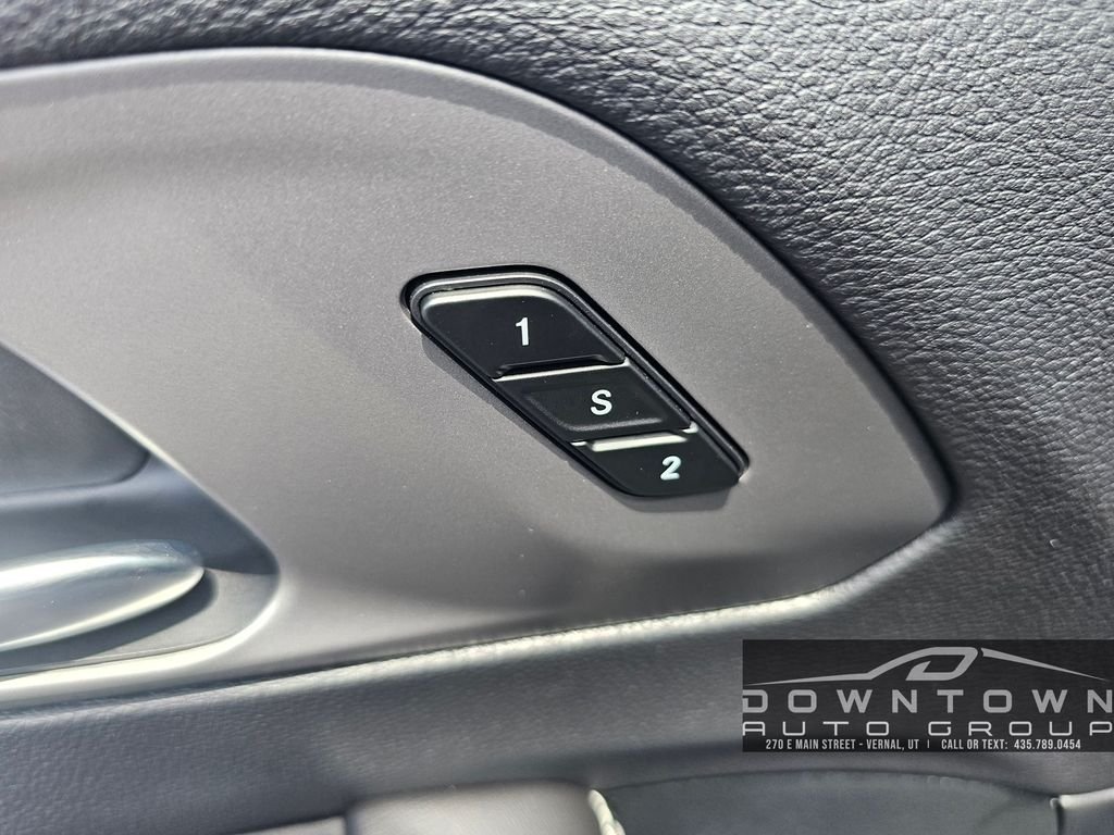 New 2027 Olive Green Pearl-Coat Exterior Paint Chrysler Limited image 21