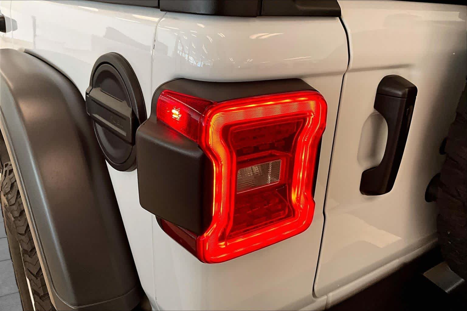 Used 2025 Bright White Clearcoat Jeep Rubicon image 27