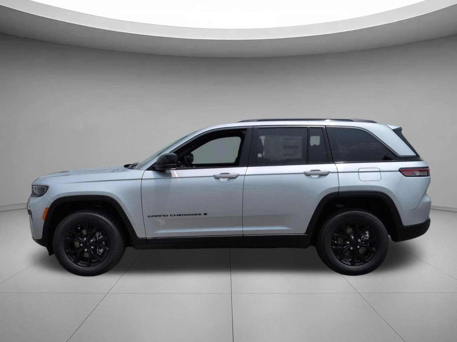 New 2026 Silver Zynith Exterior Paint Jeep Laredo Altitude image 2