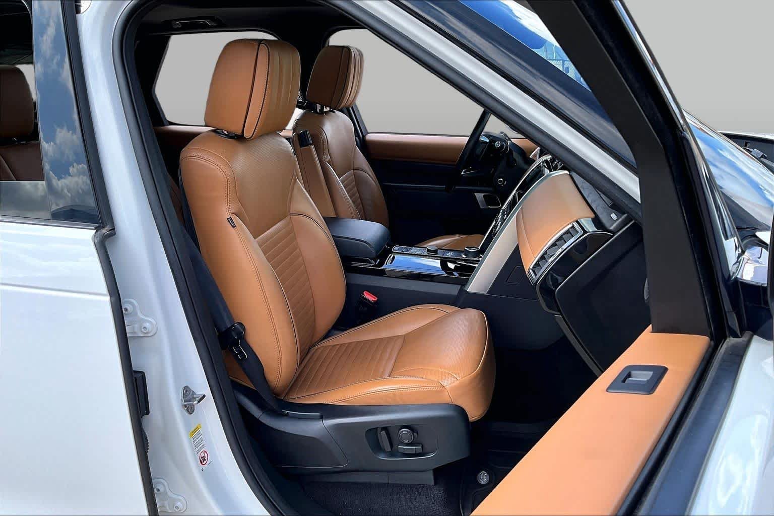 Used 2018 Fuji White Land Rover HSE Luxury image 9